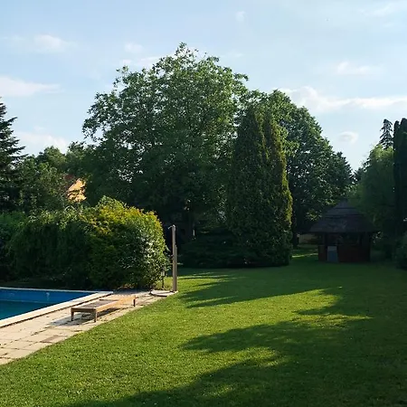 Zsuzsa Apartmanhaz * Sukoro
