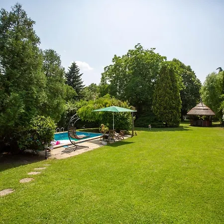 Semesterbostad Zsuzsa Apartmanhaz Sukoró