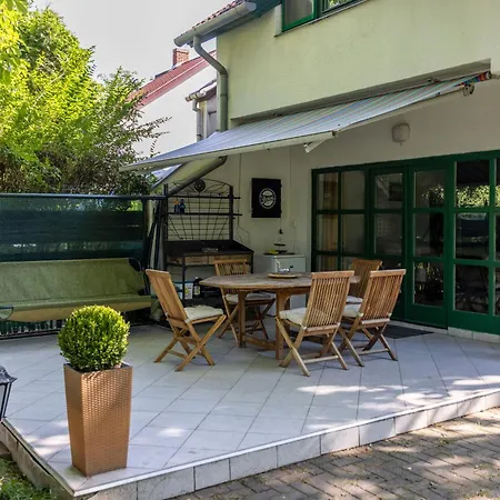 Zsuzsa Apartmanhaz Semesterbostad *